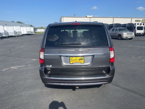 Used 2016 Chrysler Town & Country Touring FWD image 7