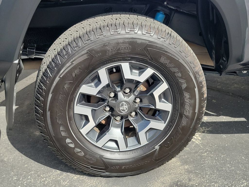 Used 2022 Toyota Tacoma TRD Off-Road w/ TRD Premium Off Road Package AWD/4WD image 7