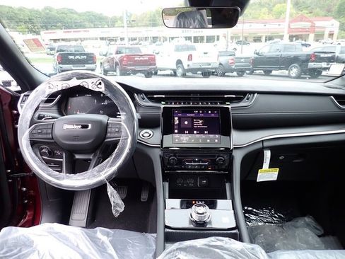 New 2025 Jeep Grand Cherokee Laredo X w/ MOPAR Finishing Package image 15