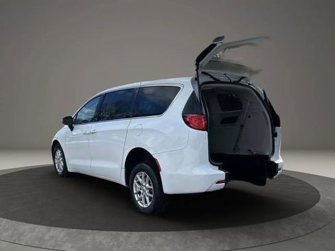 Used 2023 Chrysler Voyager LX FWD image 1