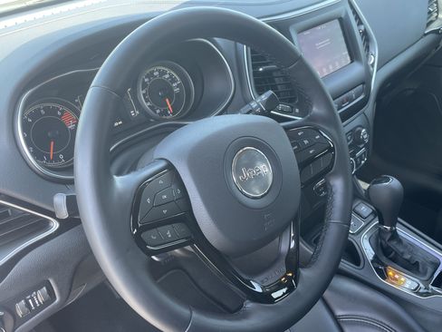 Used 2021 Jeep Cherokee Latitude Plus FWD image 17
