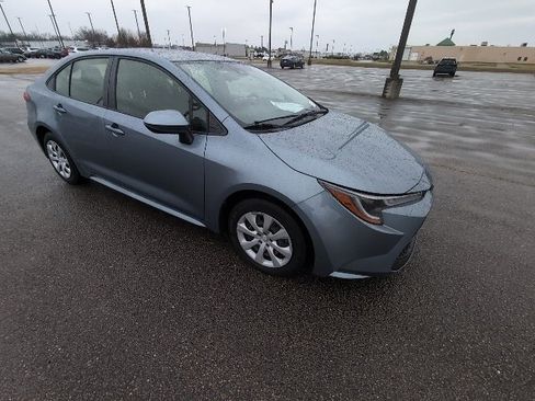 Certified 2022 Toyota Corolla LE image 1