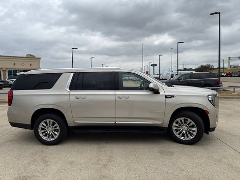 Used 2023 GMC Yukon XL SLT w/ SLT Luxury Package AWD/4WD image 17