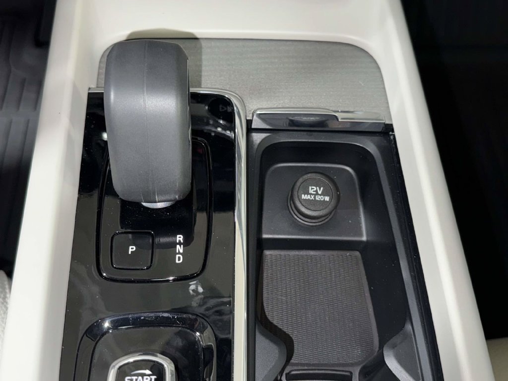 Used 2024 Volvo XC60 B5 Plus w/ Protection Package Premier AWD/4WD image 24