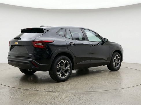 Used 2025 Chevrolet Trax LT FWD image 9