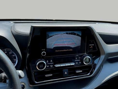 Used 2023 Toyota Highlander LE FWD image 26