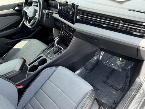 Used 2025 Volkswagen Jetta SE FWD image 9