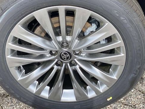 New 2026 Toyota Highlander Platinum AWD/4WD image 6