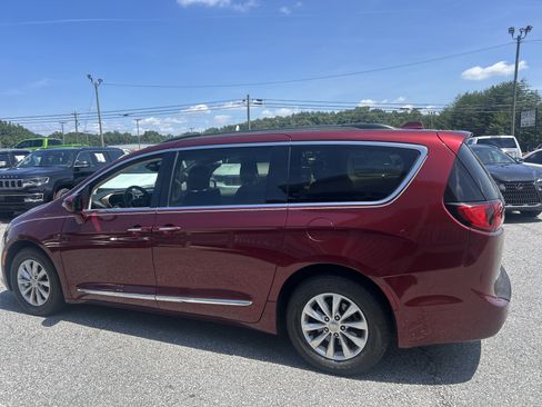 Used 2017 Chrysler Pacifica Touring-L FWD image 3