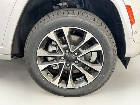 Used 2023 Jeep Grand Cherokee Overland w/ Luxury Tech Group IV AWD/4WD image 37
