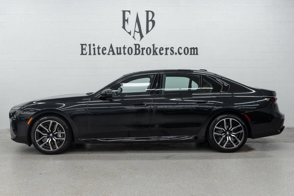 Used 2023 BMW 760i xDrive AWD/4WD image 2