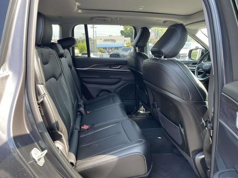 Certified 2023 Jeep Grand Cherokee Limited w/ Black Appearance Package AWD/4WD image 18