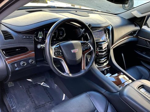 Used 2020 Cadillac Escalade Luxury image 17