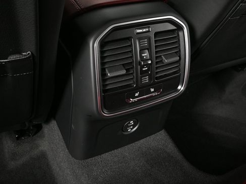 Certified 2025 Porsche Macan image 19