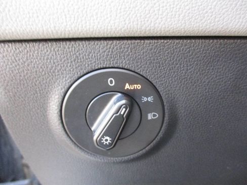 Used 2022 Volkswagen Taos SEL image 29