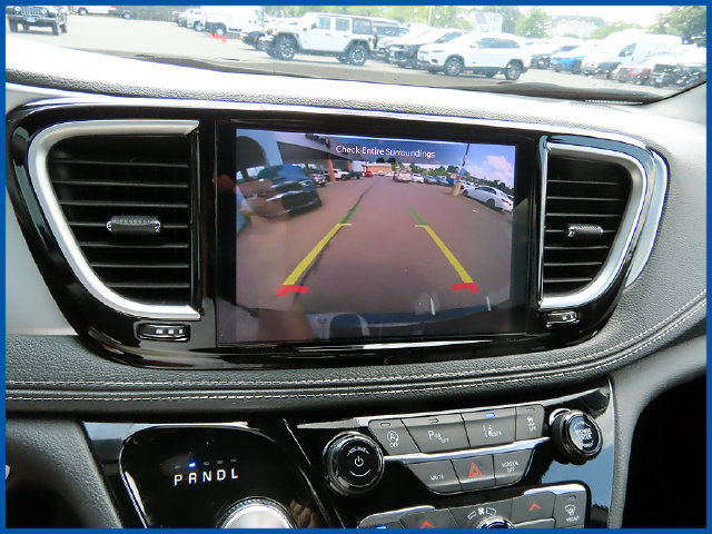 Used 2025 Chrysler Pacifica Limited FWD image 24