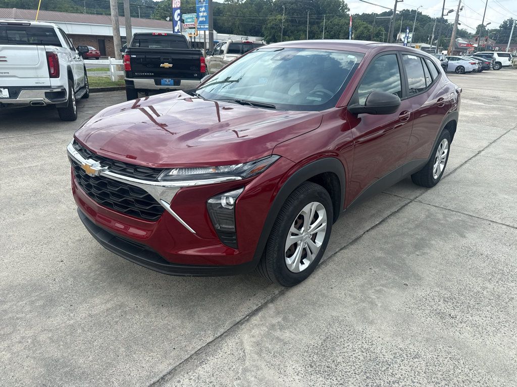 Used 2024 Chevrolet Trax LS w/ Driver Confidence Package FWD image 1