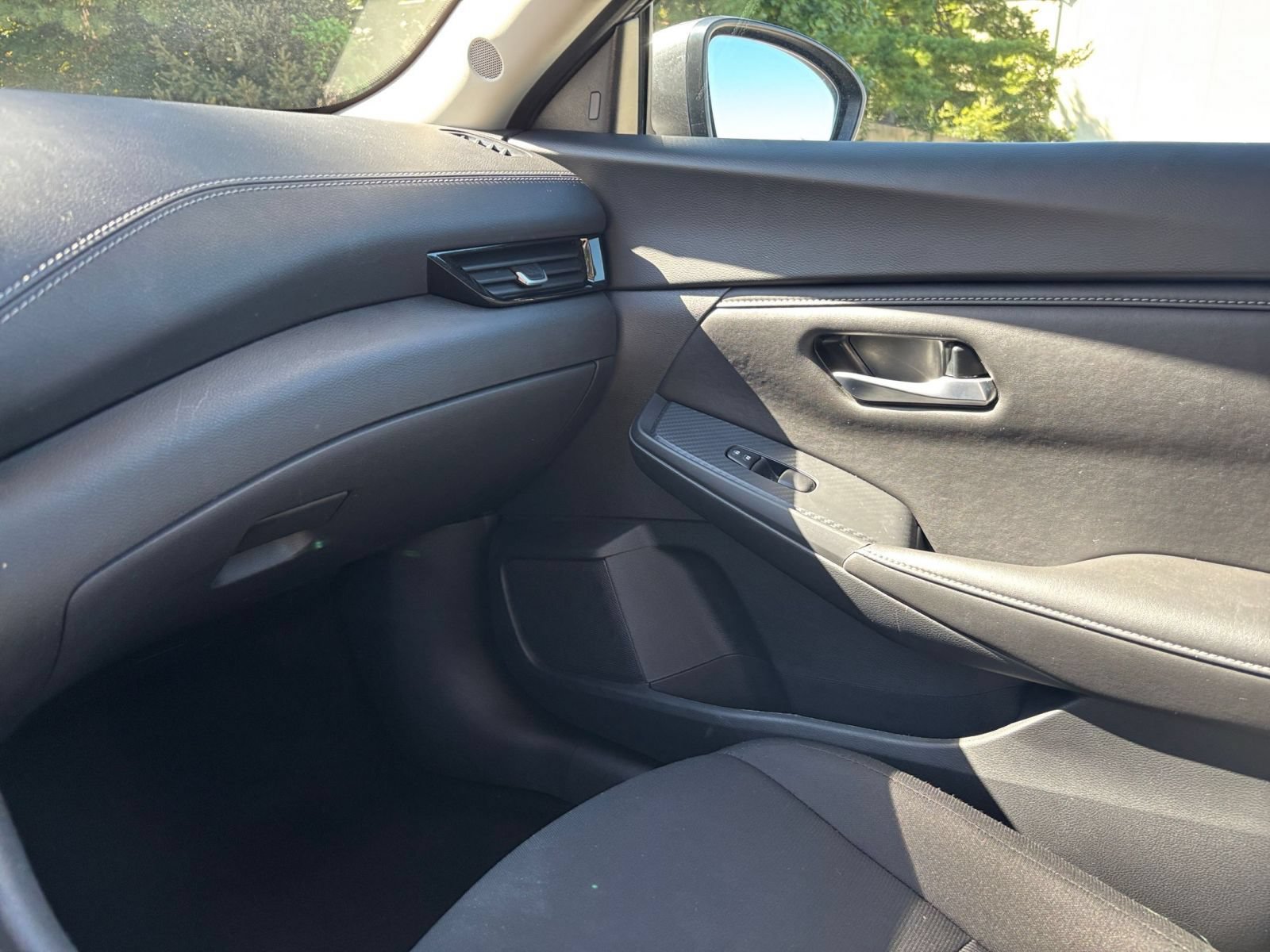 Used 2025 Nissan Sentra SV FWD image 32