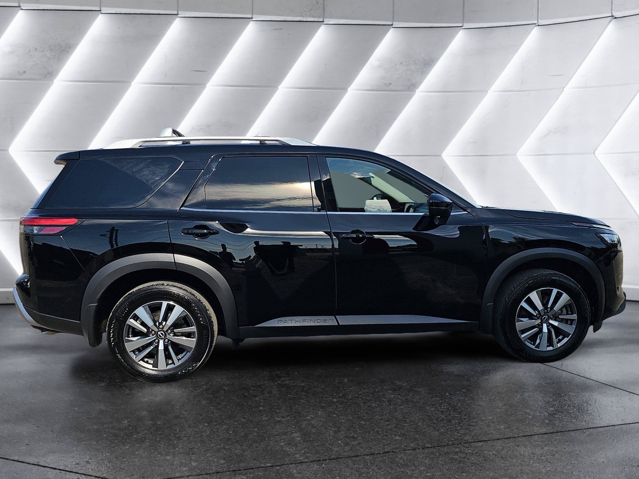 Used 2024 Nissan Pathfinder SL w/ Cargo Package FWD image 8