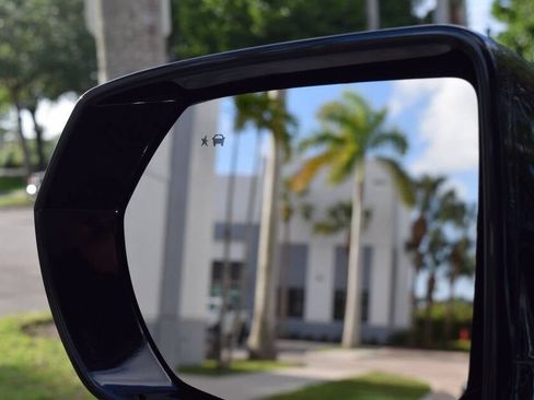 Used 2023 GMC Yukon XL SLT image 72