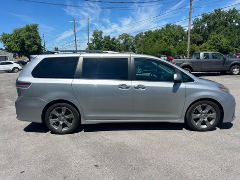 Used 2018 Toyota Sienna SE FWD image 4