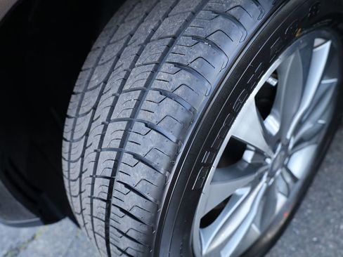 Used 2015 Mercedes-Benz GL 450 4MATIC w/ Driver Assistance Package image 40