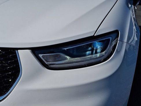 Certified 2024 Chrysler Pacifica Touring-L FWD image 12
