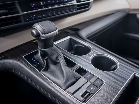 Used 2023 Toyota Sienna Platinum image 17