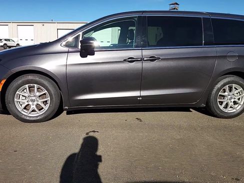 Used 2023 Chrysler Pacifica Touring-L image 6