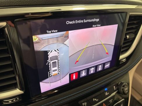 Used 2021 Chrysler Pacifica Touring-L FWD image 37