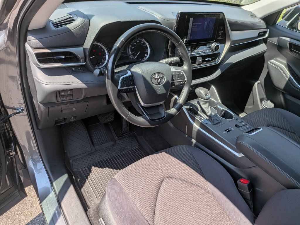 Used 2023 Toyota Highlander LE FWD image 13