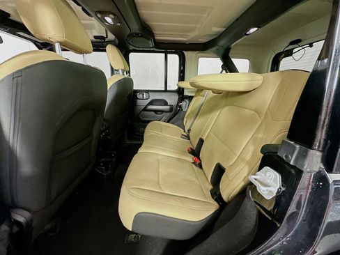 Used 2018 Jeep Wrangler Unlimited Sahara w/ Cold Weather Group AWD/4WD image 23