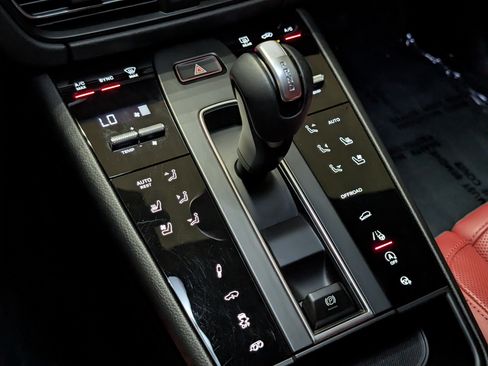 Certified 2025 Porsche Macan S AWD/4WD image 39