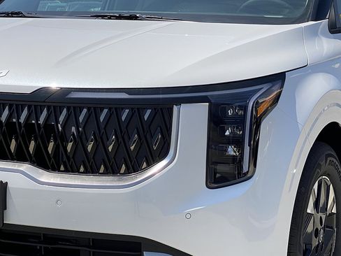 New 2026 Kia Carnival LXS FWD image 8