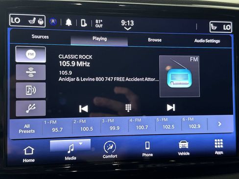Used 2023 Chrysler Pacifica Touring-L FWD image 16