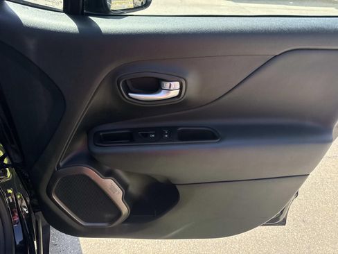Used 2023 Jeep Renegade Latitude AWD/4WD image 13