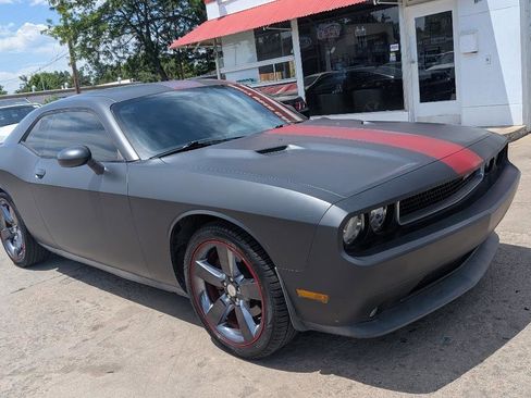 Used 2014 Dodge Challenger SXT RWD image 3