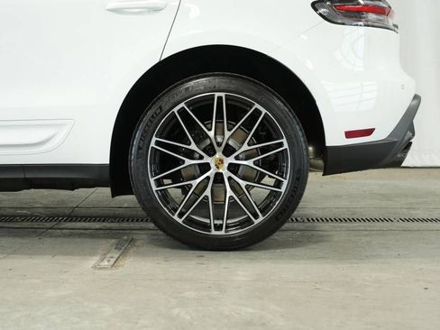 Certified 2025 Porsche Macan AWD/4WD image 43