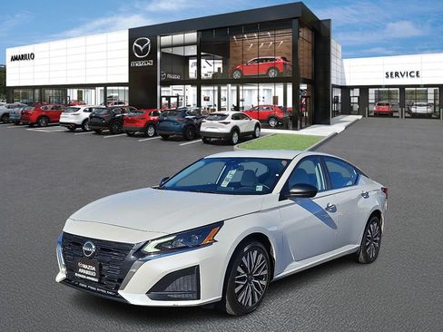 Used 2024 Nissan Altima 2.5 SV image 2