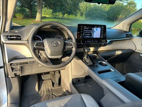 Used 2022 Toyota Sienna Limited FWD image 13