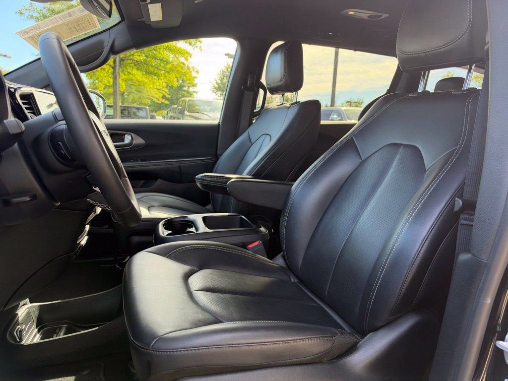 Used 2025 Chrysler Pacifica Select FWD image 22