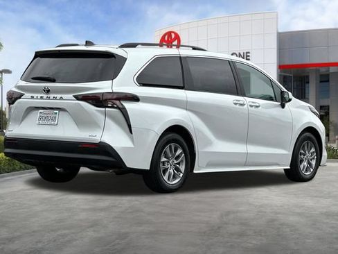 Certified 2026 Toyota Sienna XLE FWD image 5