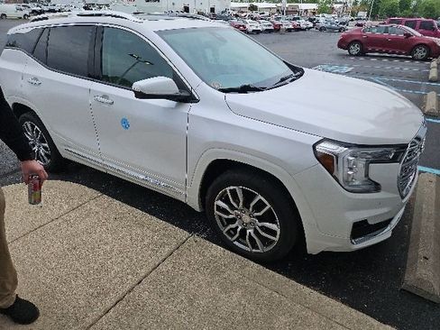Used 2023 GMC Terrain Denali AWD/4WD image 3