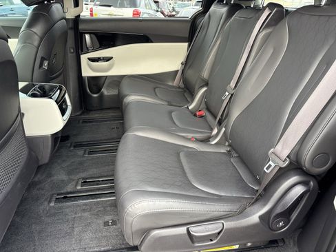 Used 2024 Kia Carnival EX image 18