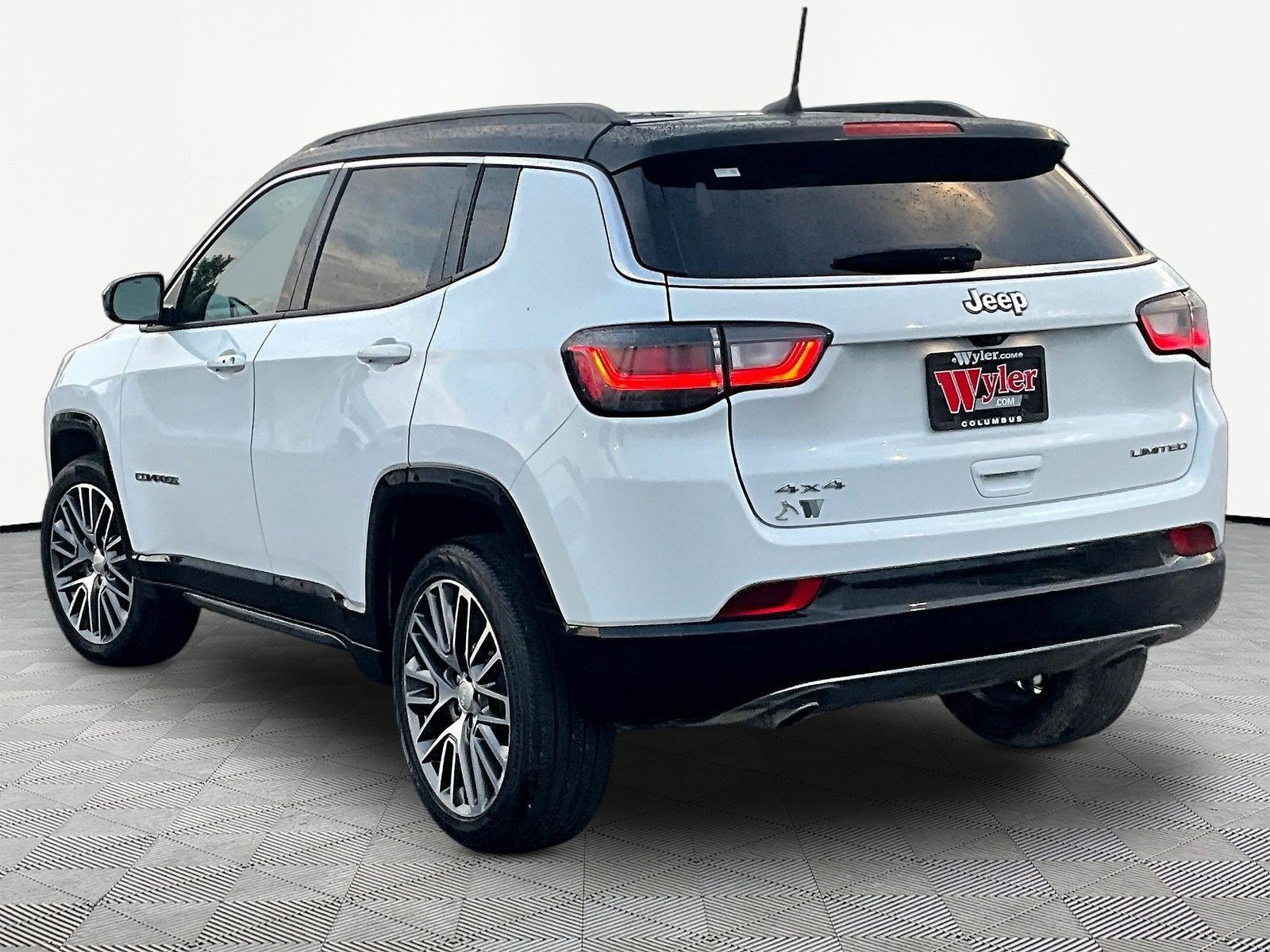 Used 2023 Jeep Compass Limited w/ Elite Group AWD/4WD image 4