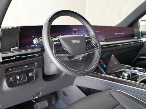Used 2025 Cadillac Escalade Premium Luxury AWD/4WD image 11