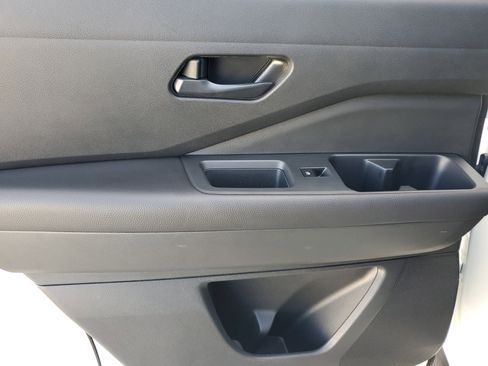 Used 2024 Nissan Pathfinder S image 27