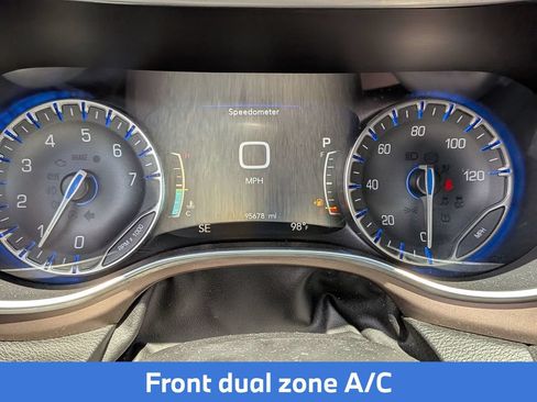 Used 2017 Chrysler Pacifica Touring-L Plus w/ Advanced Safetytec Group FWD image 17