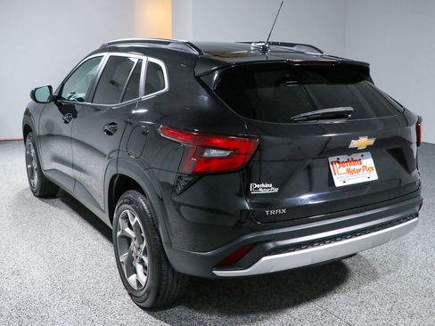 Used 2025 Chevrolet Trax LT w/ LT Convenience Package FWD image 9