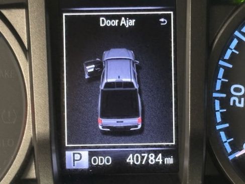 Used 2017 Toyota Tacoma TRD Off-Road w/ Premium & Technology Package image 19